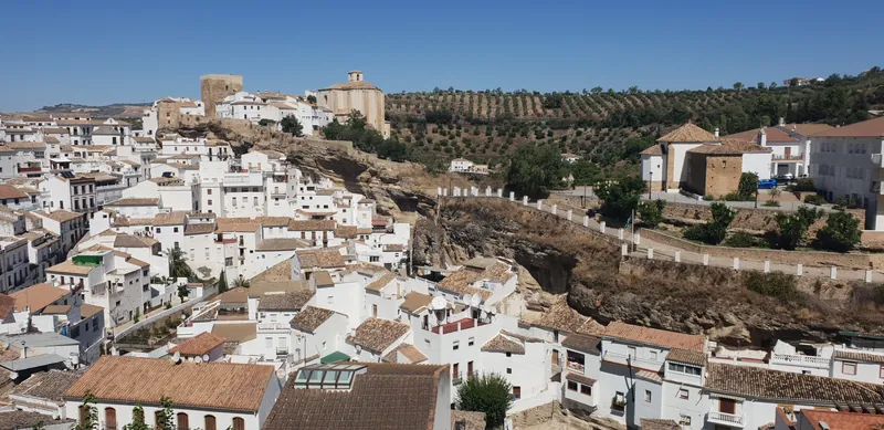 Vista sobre tejados de un pueblo de casas blancas rodeado de olivar
