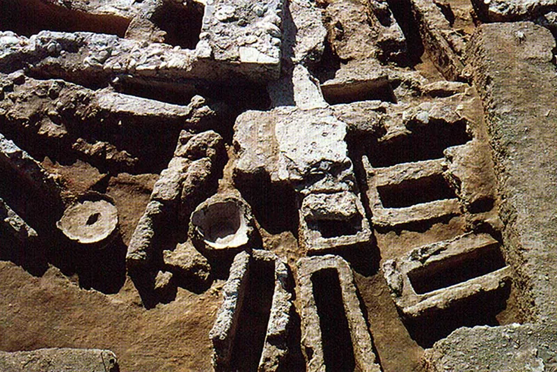 Tumbas excavadas en la tierra de un yacimiento arqueológico, vistas desde arriba